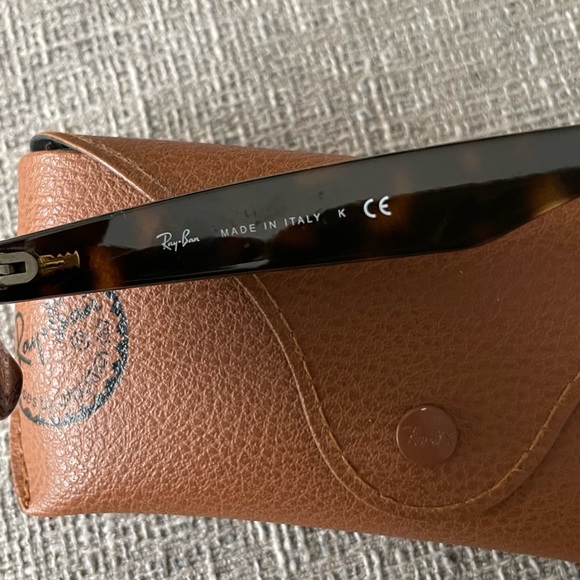 Ray-Ban Women’s brown tortoiseshell Wayfarer Sunglasses - Like New - Picture 3 of 4
